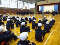 ２年生の跳び方を見る１年生（手前）